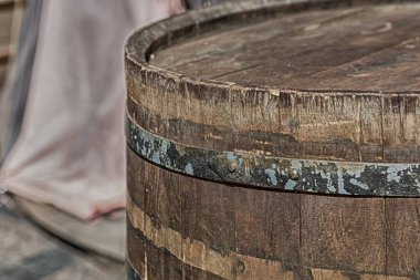 Eski kahverengi meşe fıçısı. Çemberi dikey yakın plan.