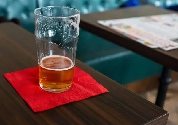 Helft Van Het Bier Een Glas Staat Bar Van Het — Stockfoto