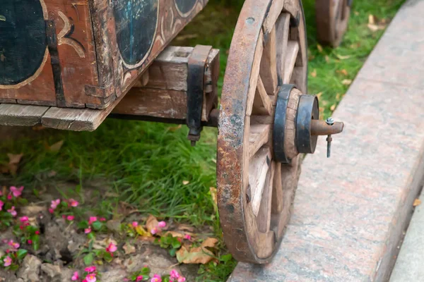 Roda Velha Van Madeira Com Aro Aro Aro Ferro — Fotografia de Stock