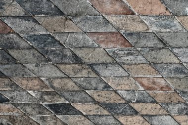 arkaplan taşı rombik fayanslar kahverengi ve gri eski ve yıpranmış