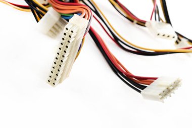 Bağlayıcı bilgisayar kabloları izole edilmiş arka planda çok renkli, ana kart güç kaynağı