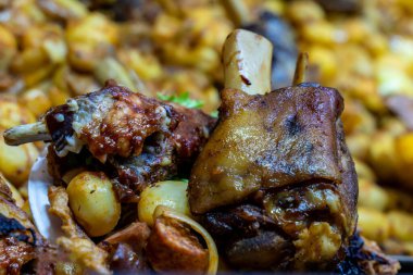 Domuz budu ateşte kızartılmış, festivalde sokak yemeği.