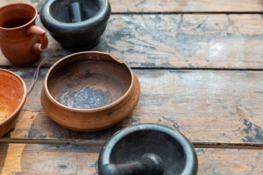 Masanın üzerinde kahverengi kâse ve havan topu var.