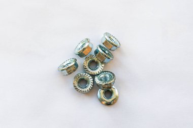 Işık arkaplanındaki cıvatalar için standart altıgen iplik içeren fındık