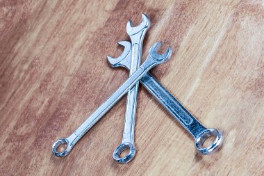 İngiliz anahtarı, bir efendinin tezgahında çapraz metal aletler.