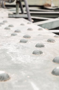 Perçinli demir yüzey Gri ve yıpranmış