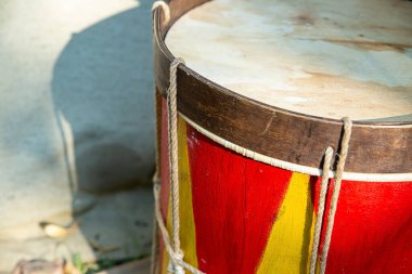 savaş davulu kırmızı sarı yakın ahşap müzik aleti, yumuşak odak