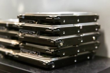 Veri depolama veri merkezi için yığınla sabit disk.
