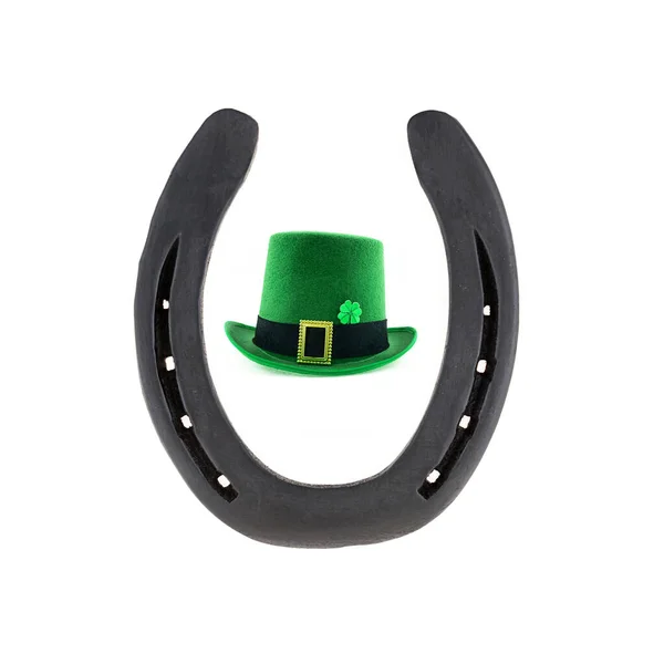 緑の伝統的なLeprechown帽子と鉄の馬蹄形の白い背景に幸運の象徴 — ストック写真
