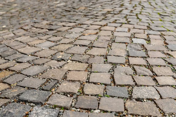 Taş şehir meydanı kaldırım taşlarından eski ve yıpranmış katı bir zemin