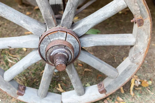 Roda Van Madeira Cinza Weathered Tradicional Close Fundo Solo — Fotografia de Stock