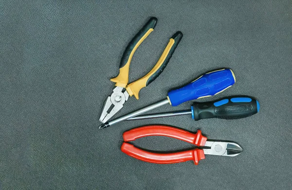 Assistenten Werkzeuge Satz Schraubendreher Und Zangen Auf Grauem Hintergrund — Stockfoto