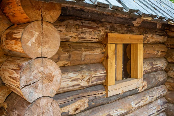 Tradycyjny Widok Boczny Domu Oknem Drewnianej Ramie — Zdjęcie stockowe