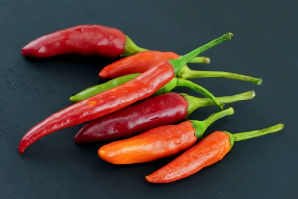 Mini Chiles Rojo Brillante Vaina Naranja Encuentran Paralelo Sobre Fondo — Foto de Stock