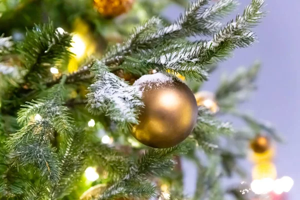 Weihnachtsbaumschmuck Golden Gefrostet Kugel Nahaufnahme Mit Schnee Bestreut Nahaufnahme — Stockfoto
