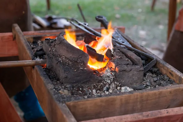 Demir ocağındaki ateş yanıkları metali dövmek için hazırlanıyor.