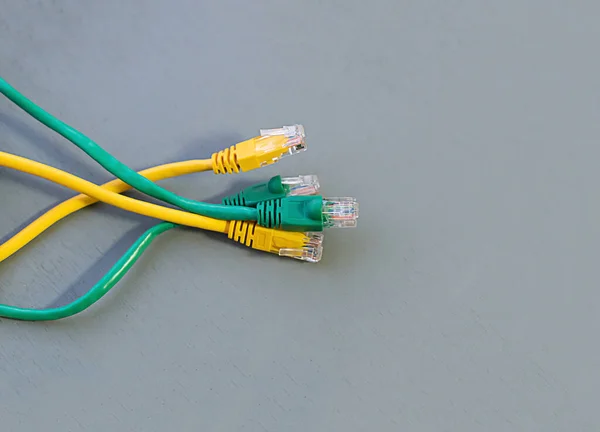 Rj45 Zelený Žlutý Drát Internet Přenos Signálu Šedém Pozadí — Stock fotografie