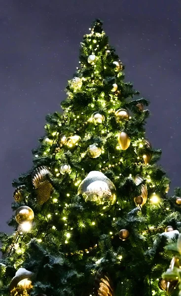 Gran Árbol Navidad Decorado Con Una Guirnalda Una Gran Bola Imagen de archivo