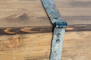 Tahta arka planda demir element döngüsü. Göğsü kapatın.