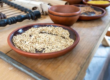 Seçici odaklanma için bir tabak dolusu çavdar tohumu.