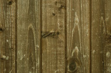 Dikey arkaplanda kahverengi boyanmış tahta duvarlar