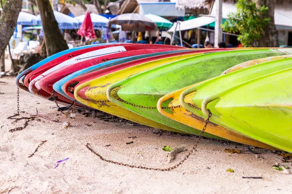 Kajak Veelkleurig Achtergrond Van Een Zandstrand Van Een Tropisch Eiland — Stockfoto