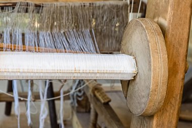 Geleneksel üretimle birlikte ahşap mekanizma tezgahlanıyor.