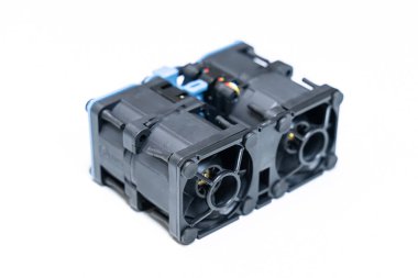 İzole edilmiş arka plan görünümündeki veri merkezleri için çift-rotor soğutma vantilatörü