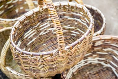 Geleneksel yakın çekim saplı kahverengi hasır sepet