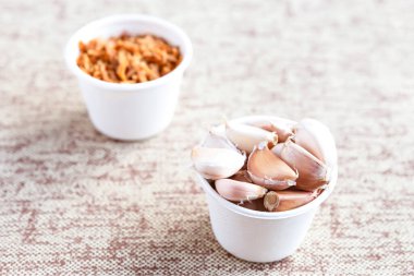 Karamelli soğan ve sarımsak hafif bir arka planda pişiyor.