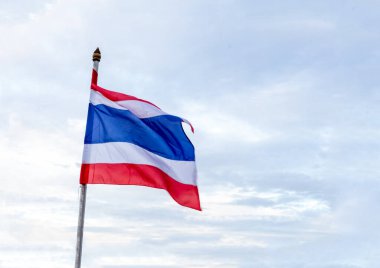 Tayland bayrağı çizgili kırmızı, mavi ve beyaz sinekler gökyüzünde