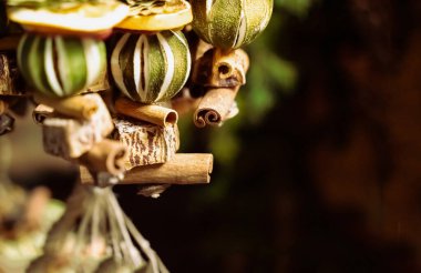 Kurutulmuş mandalina ve tarçın karışımından yılbaşı dekoru.
