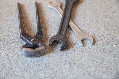 Ahşap zemin üzerinde ana anahtarlar ve tel kesiciler aracı