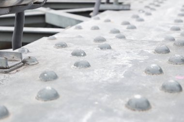 Gri demir yüzey, perçinlerle köprünün yatay kısmı.