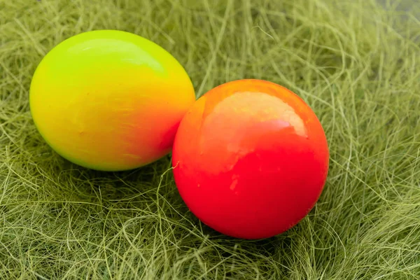 Par Huevos Pintados Decoración Festiva Primer Plano Amarillo Naranja — Foto de Stock