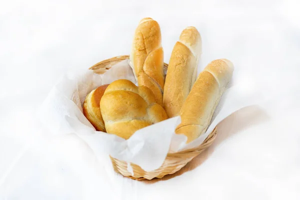 Cesta Con Pan Fresco Baguette Bollos Desayuno Sobre Fondo Blanco —  Fotos de Stock