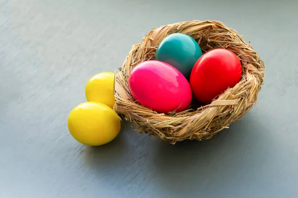Par Huevos Amarillos Una Cesta Nido Con Huevos Pascua Imágenes de stock libres de derechos