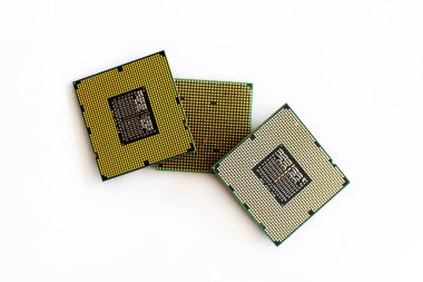 Cpu mikroçip bilgisayar altın kenarı beyaz izole arkaplan