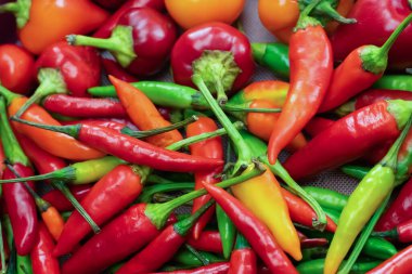 Acı biber deseni yakın çekim kırmızı ve yeşil, taze sebzeler