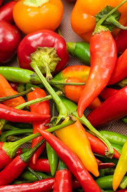 dikey taze acı biber seti yakın plan kırmızı ve yeşil