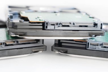 Bilgisayar bileşeni veri depolama için sata sabit disk. Işık arkaplanını kapat