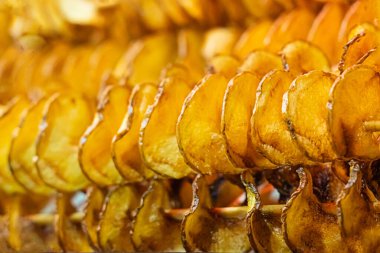 Kızarmış patates. Kızarmış sebze, yakın plan parçalara ayrılmış.