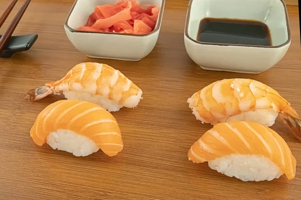 Świeże Sushi Łososiem Krewetkami Zbliżenie Nigiri Drewnianym Tle — Zdjęcie stockowe