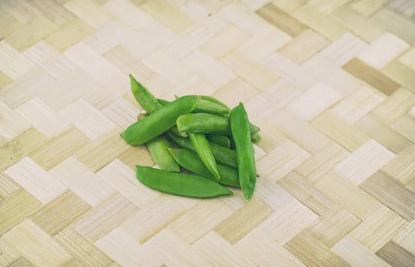 Σωρός Από Λοβούς Πράσινου Μπιζελιού Φρέσκα Λαχανικά Ξύλινο Φόντο — Φωτογραφία Αρχείου
