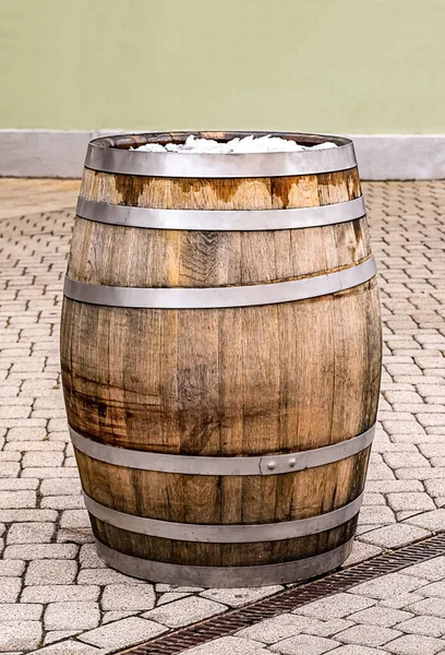 Braunes Eichenfass Mit Eisenreifen Steht Auf Dem Stadtplatz — Stockfoto