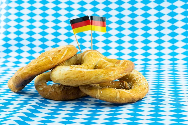 Pila Pretzels Bandera Alemania Sobre Fondo Azul Blanco Oktoberfest Símbolo —  Fotos de Stock