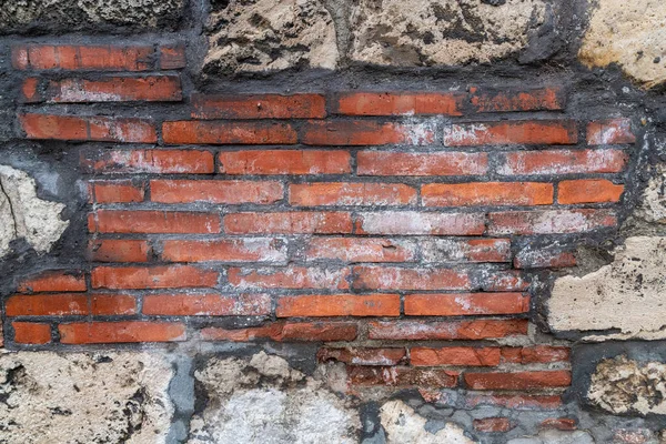 Gebroken Stenen Muur Van Cement Het Midden Van Baksteen Grunge — Stockfoto