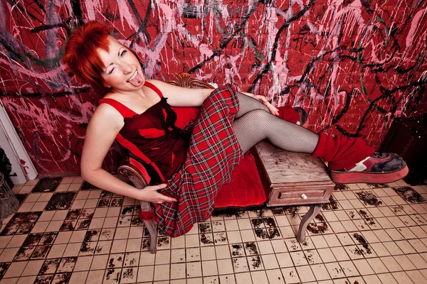 Punková dívka v červených šatech — Stock fotografie