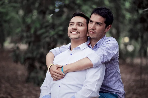 Hermosa pareja gay en el parque Imagen de archivo