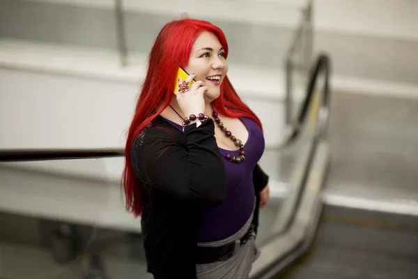 Gordinha menina com ler cabelo falando — Fotografia de Stock